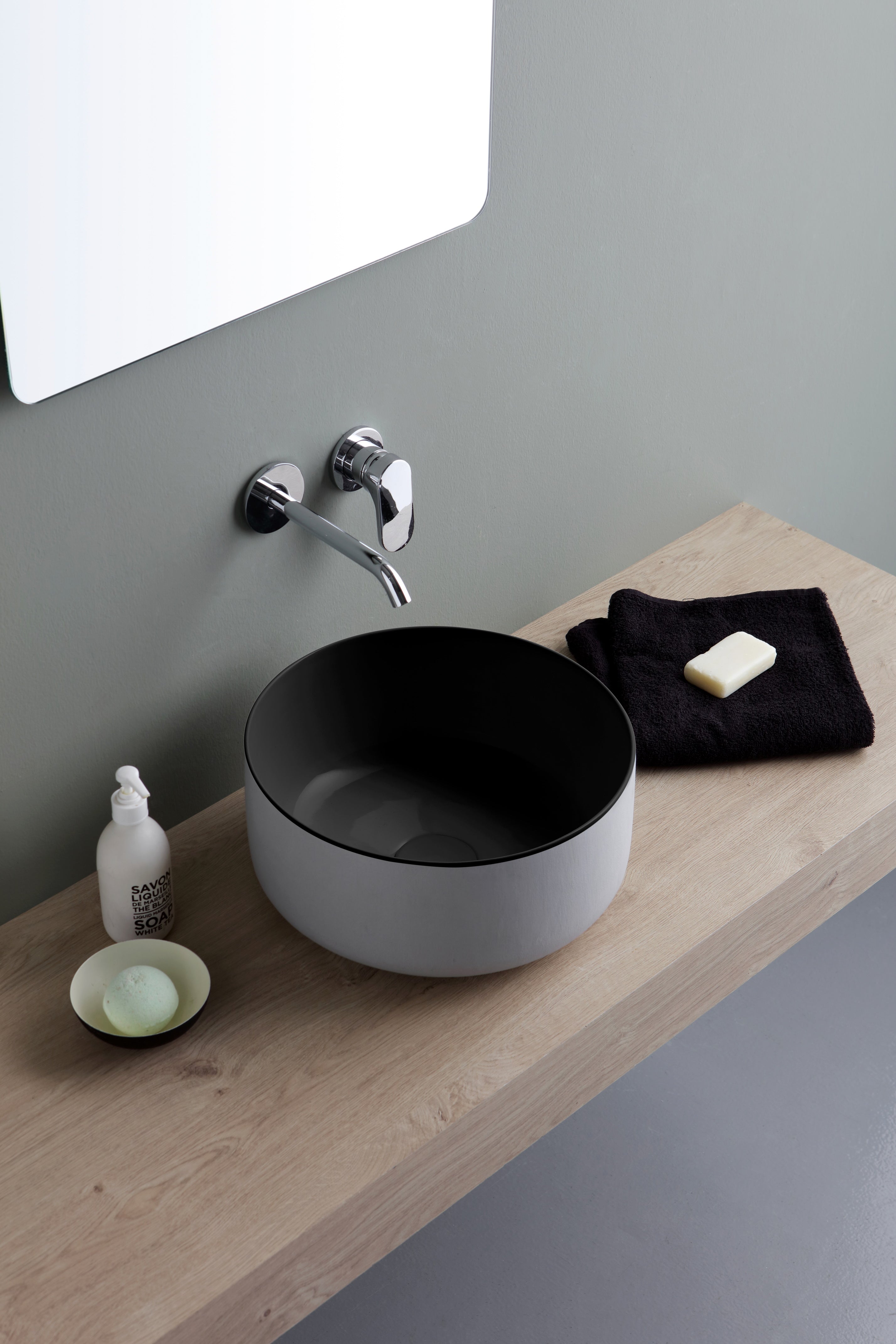 Lavabo d'appoggio Bucchero in ceramica con esterno effetto cemento
