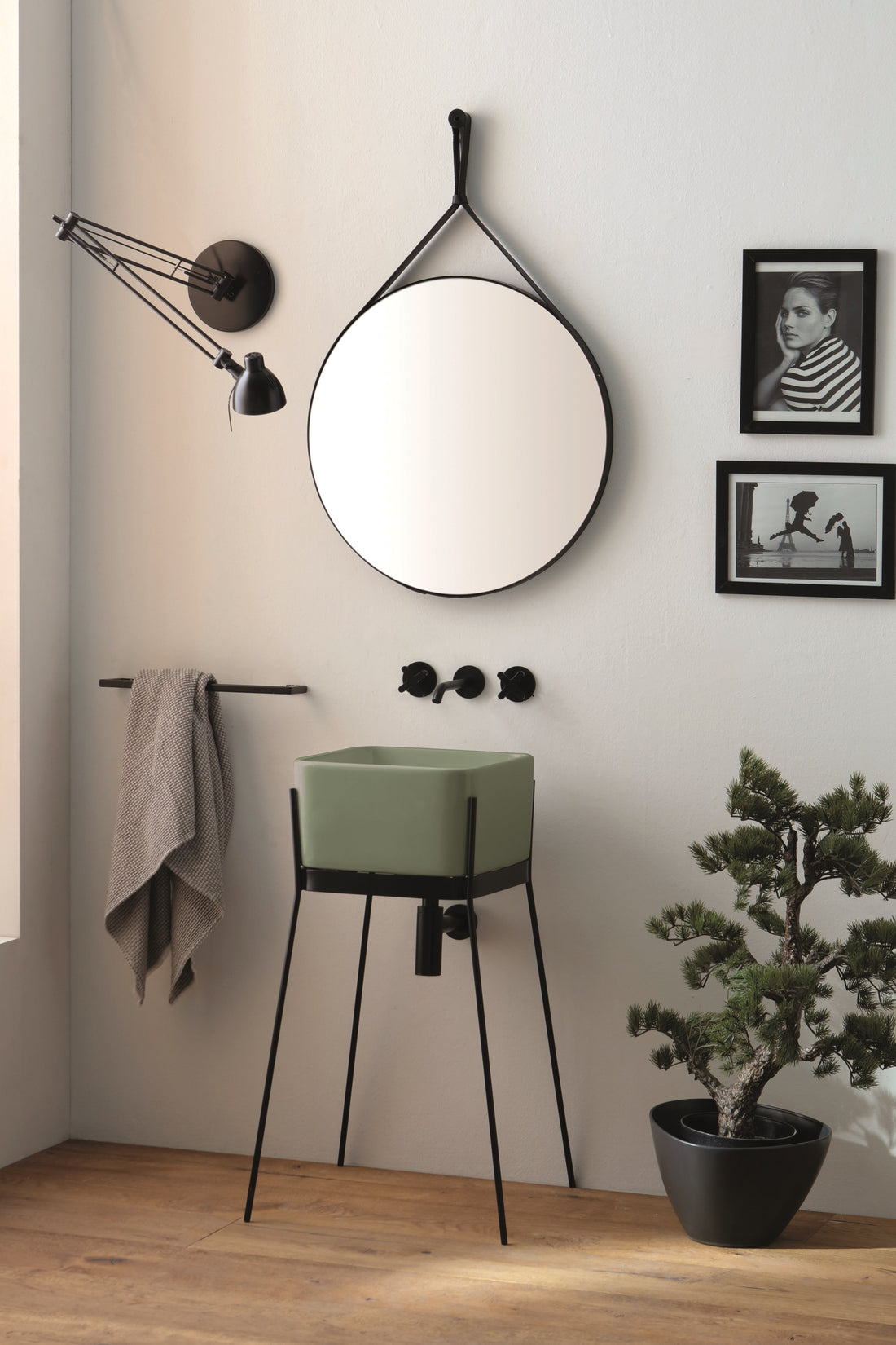 Ibrido Quadrato: il lavabo in ceramica che si trasforma con la struttura in metallo