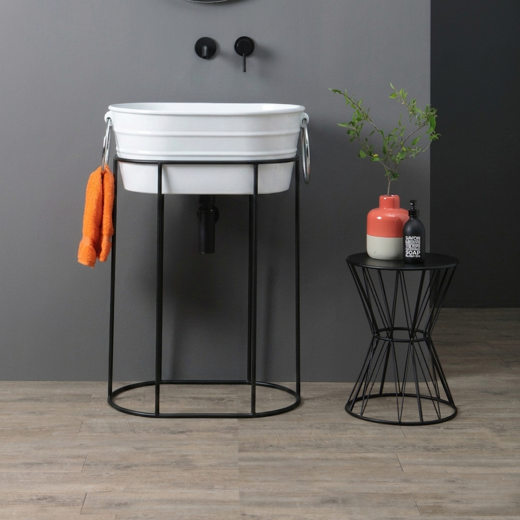Tinozza Bianca e Struttura Nera: il Bagno Industrial-Chic che Fa la Differenza