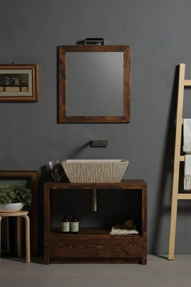 Scenografia mobile Cassettone abete invecchiato con lavabo Pietra Travertino e specchiera abete invecchiato