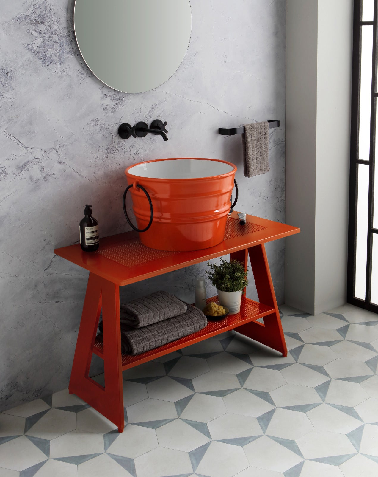 composizione Arancione mobile portalavabo in metallo Cavalletto con lavabo Bacile