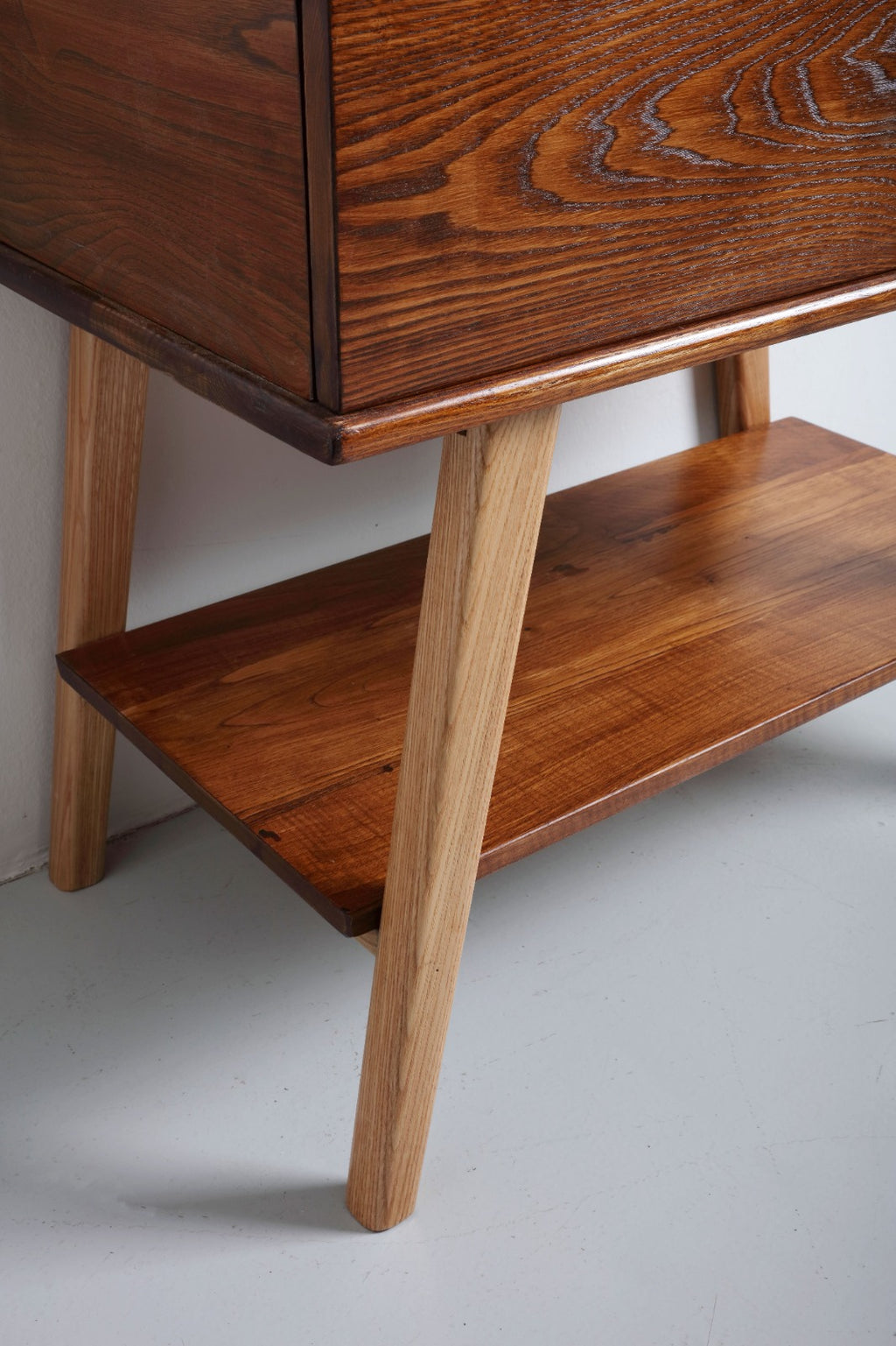 dettaglio piedi mobile bagno in legno H Compass