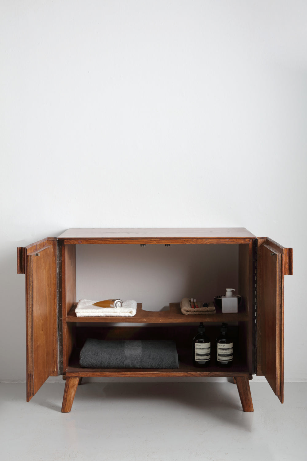 mobile bagno in legno Sinfonia con ante aperte