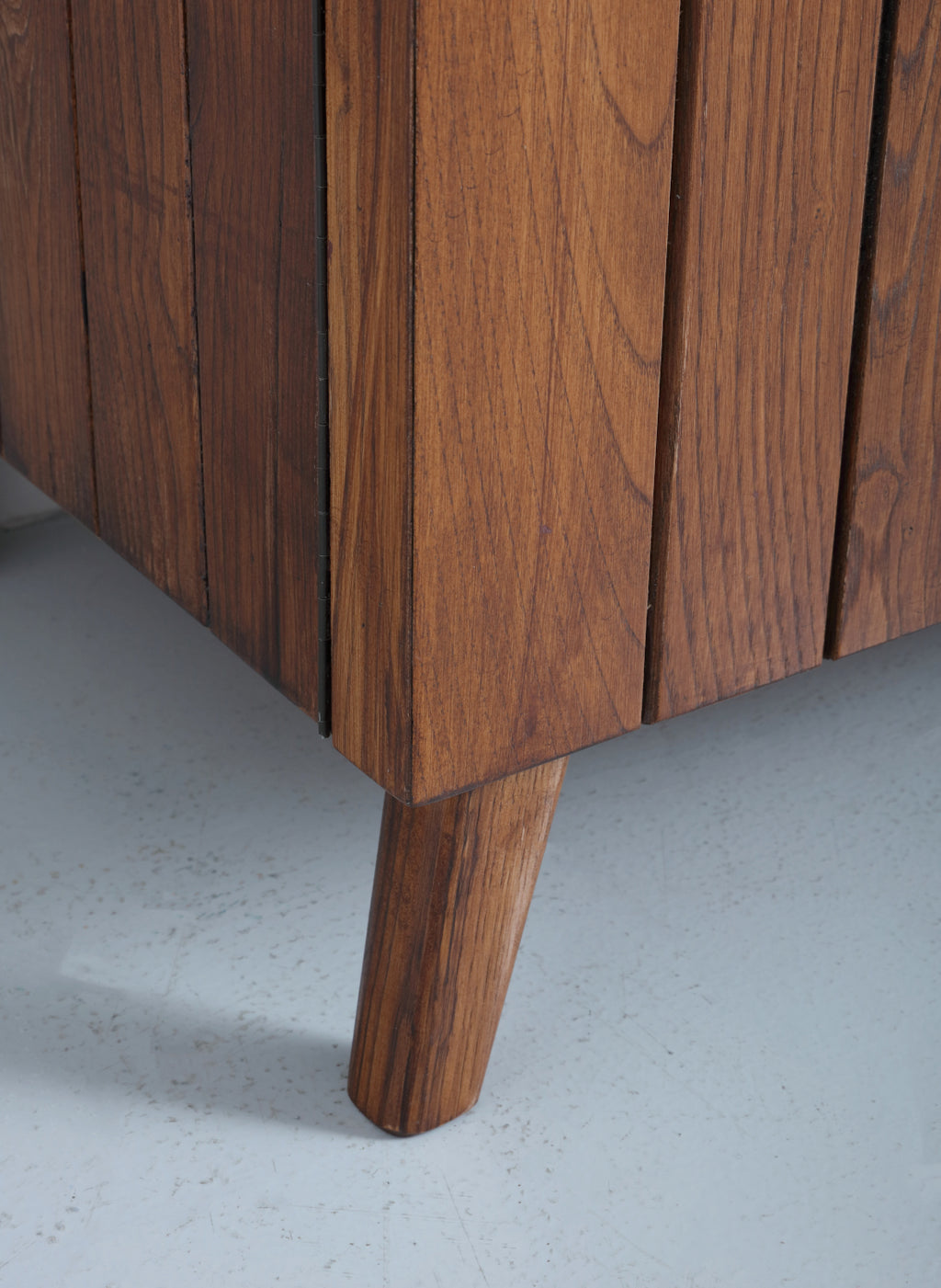 dettaglio piedini mobile bagno in legno Sinfonia