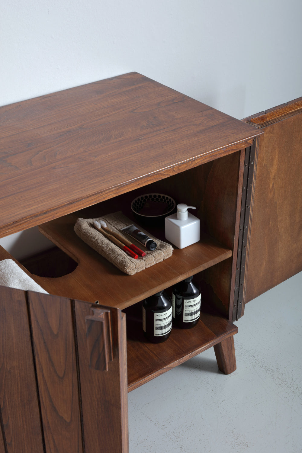 dettaglio interno mobilebagno in legno Sinfonia