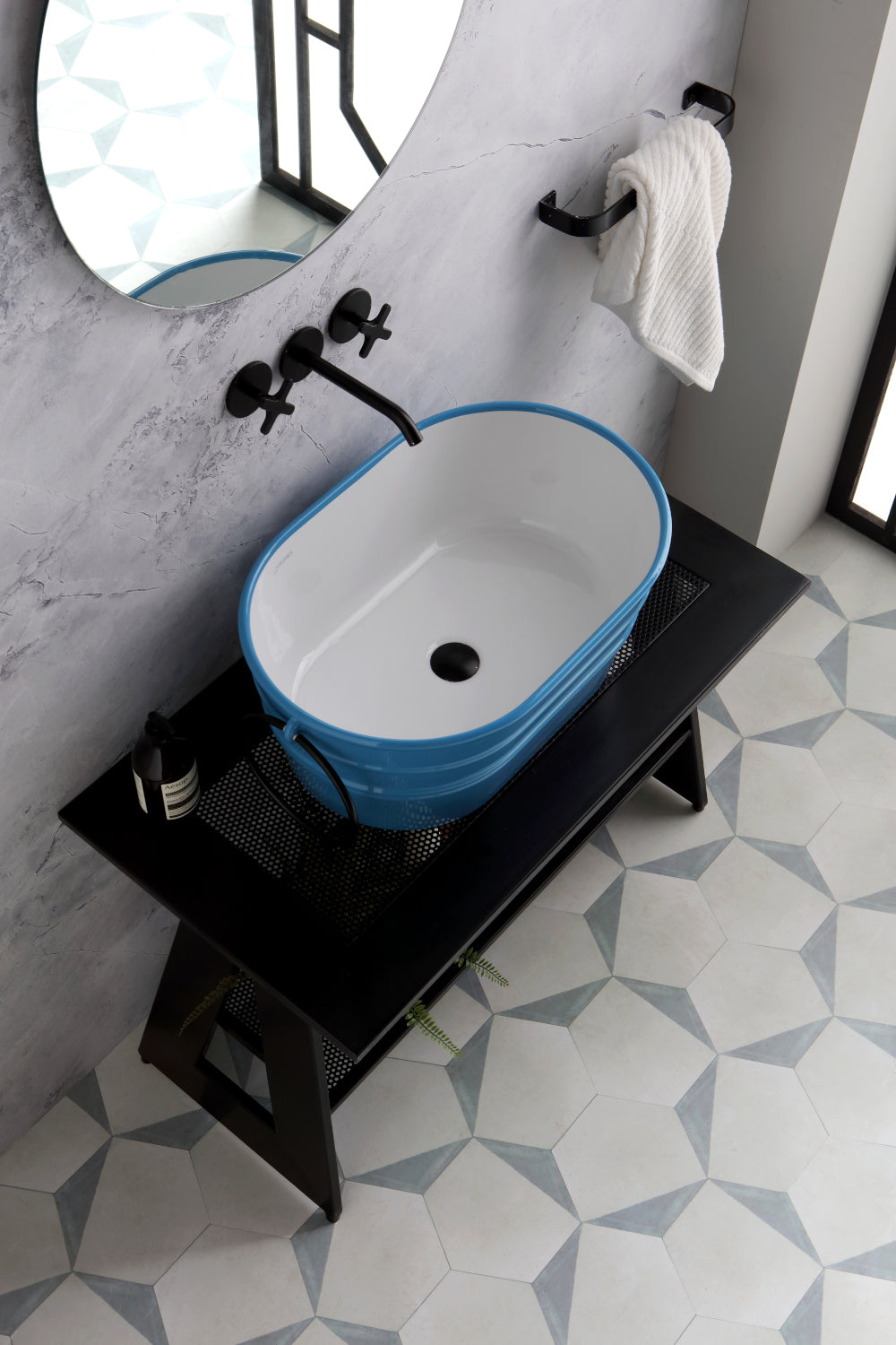 COMPOSITION CYAN TUB ON BLACK EASEL