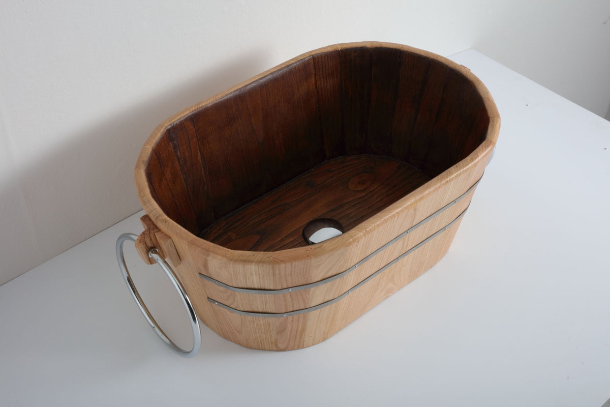 vista alta del lavabo ovale Tinozza in legno frassino con anelli cromo