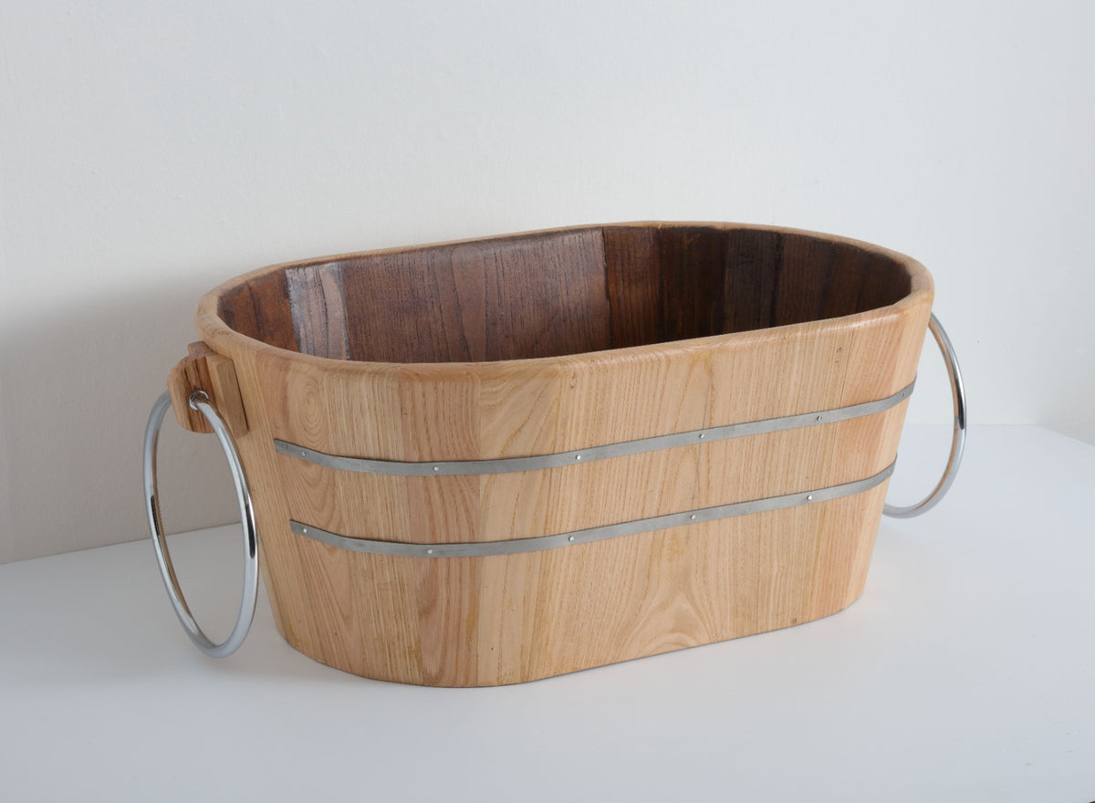 vista laterale lavabo ovale Tinozza in legno frassino con anelli cromo