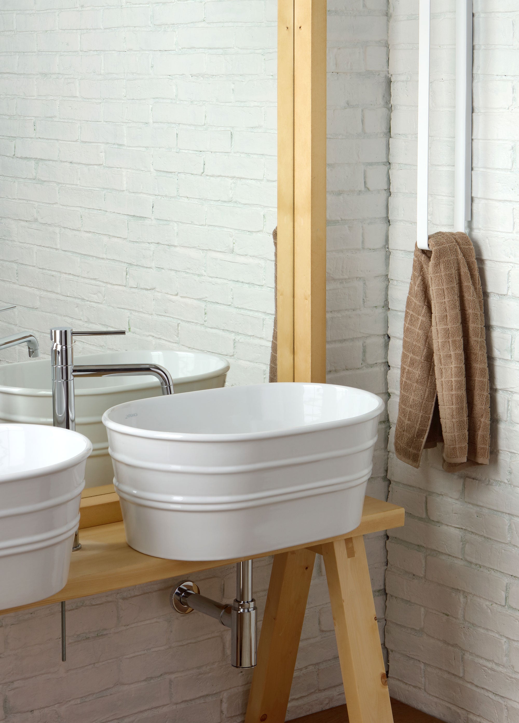 WOODEN FLOOR FURNITURE WITH MIRROR CANVAS TUB
