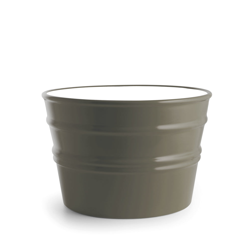 Vaso in ceramica grigio moderno con superficie liscia e bordo arrotondato su sfondo bianco