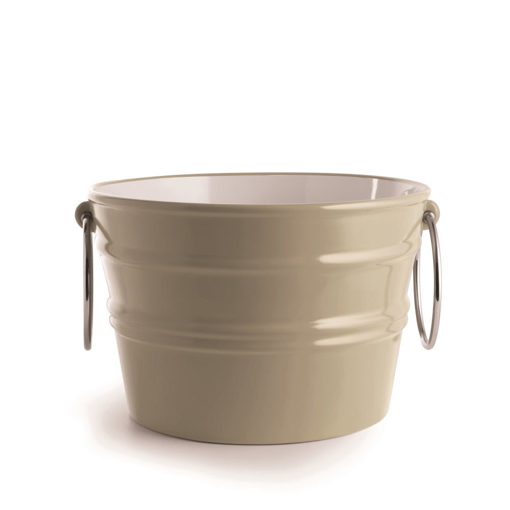 Bacile in ceramica beige con anelli metallici ai lati, design moderno su sfondo bianco.