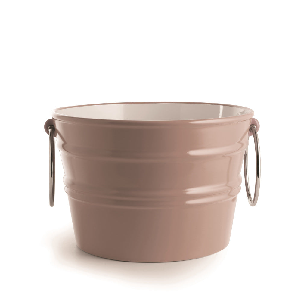 Secchio in ceramica rosa con anelli metallici, design moderno, su sfondo bianco.