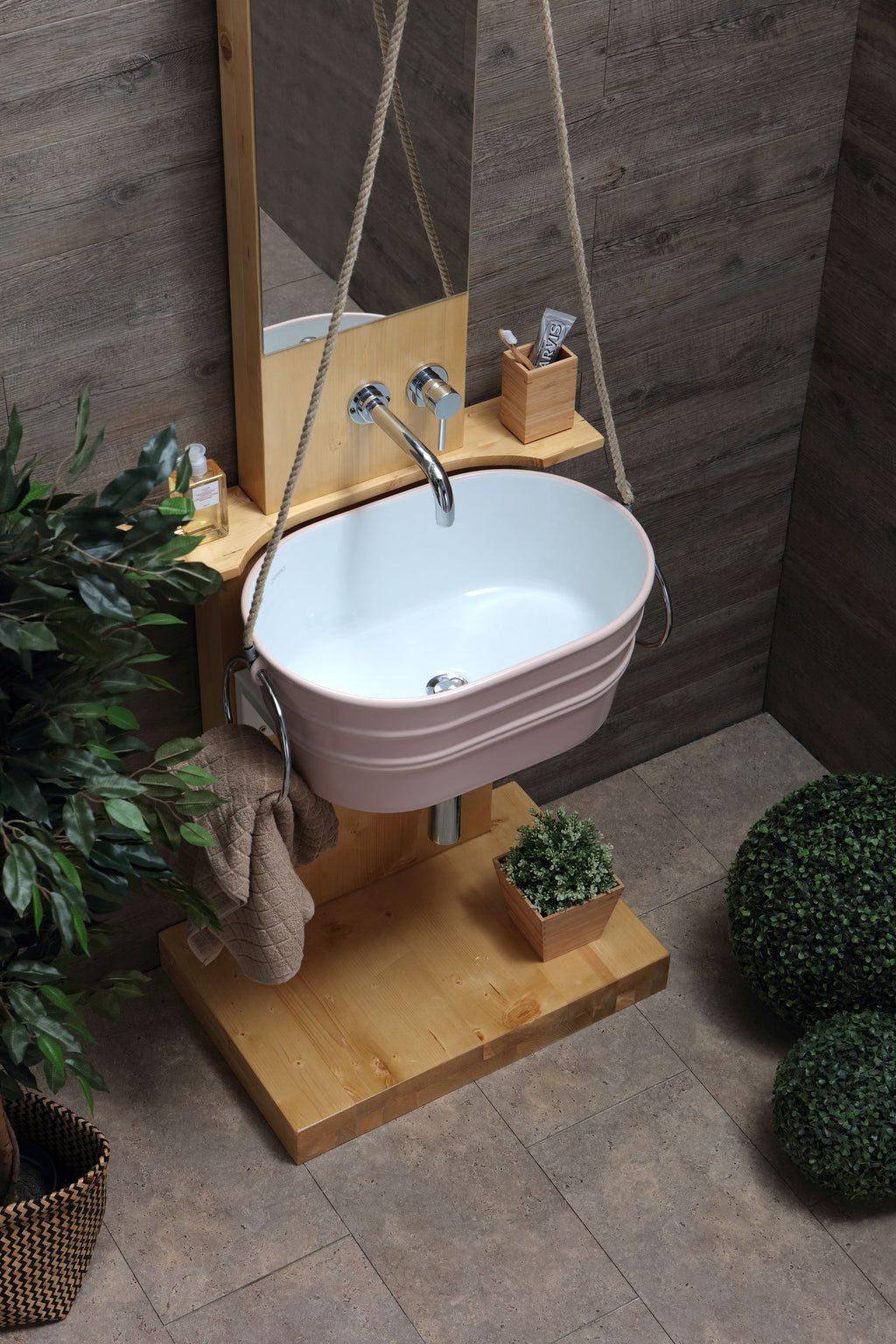WOODEN FLOOR STRUCTURE WITH POZZO TINOZZA MIRROR