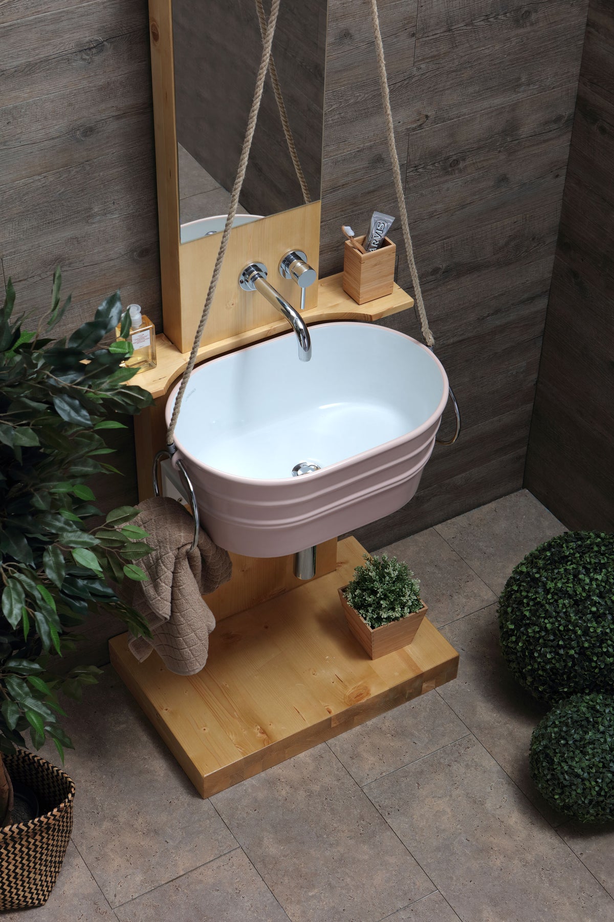 WOODEN FLOOR STRUCTURE WITH POZZO TINOZZA MIRROR