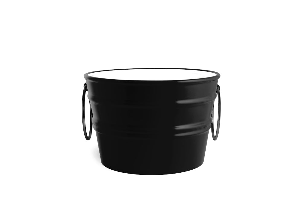 Secchio in ceramica nera lucida con manici ad anello, design moderno, sfondo bianco