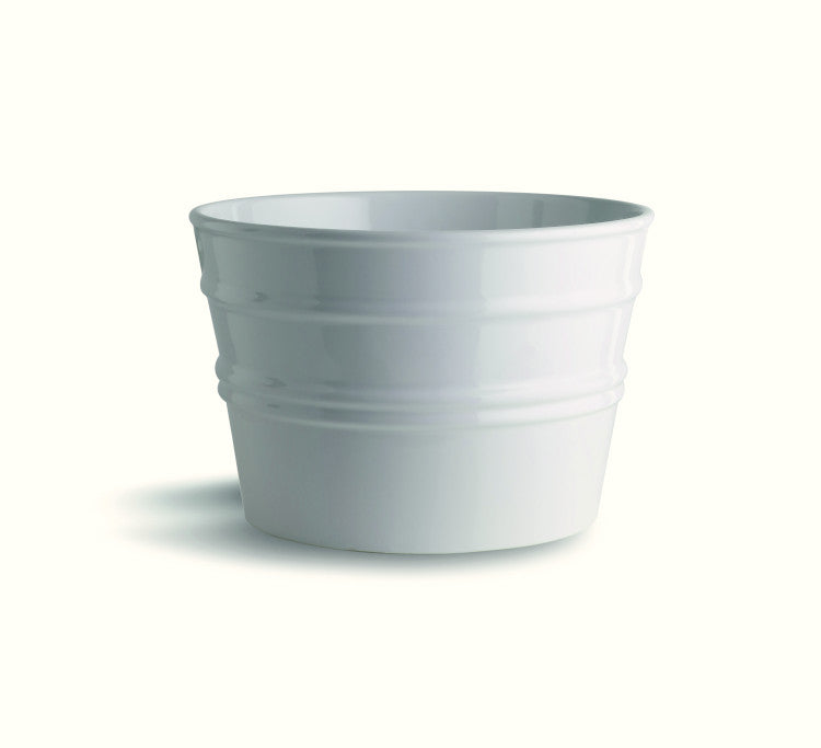 Vaso in ceramica bianca lucida dallo stile moderno, senza decorazioni, su sfondo chiaro
