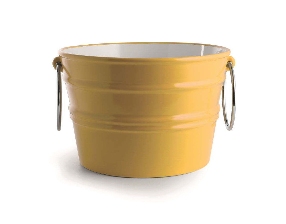 bacile in ceramica giallo con anelli metallici, design moderno, sfondo bianco