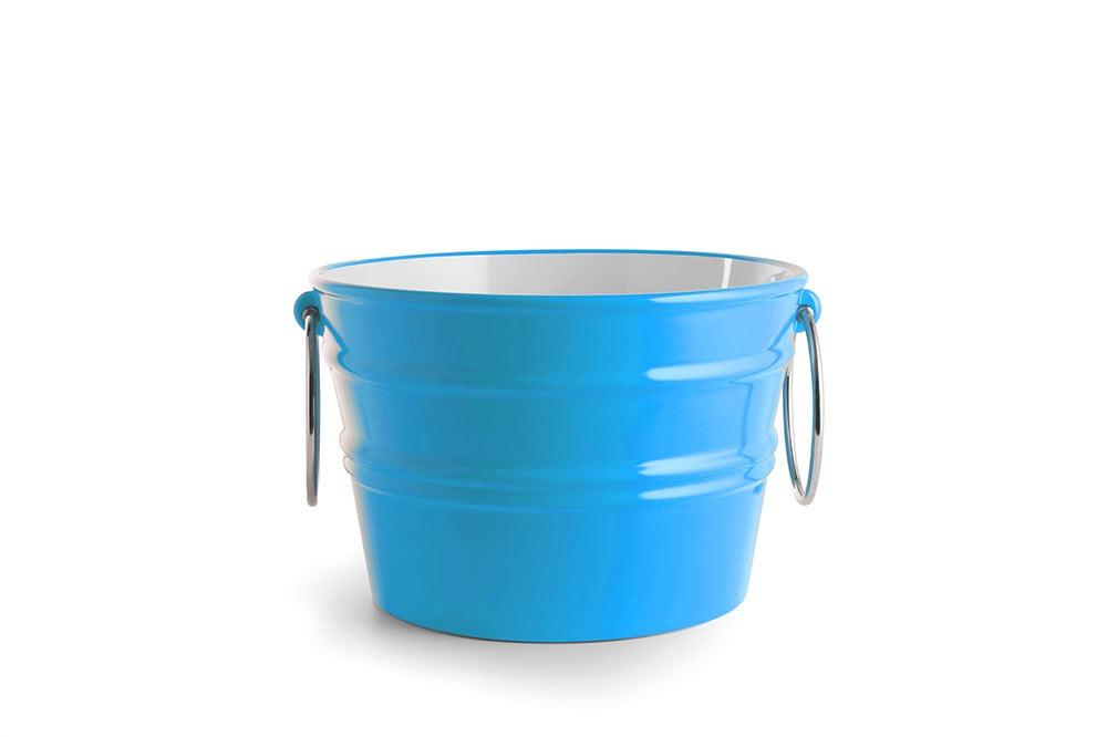 Secchio in ceramica azzurro con manici in metallo su sfondo bianco
