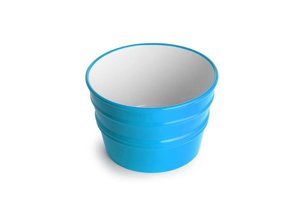 Ciotola in ceramica azzurra con interno bianco, stile contemporaneo.
