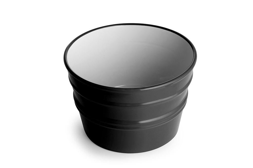 Lavabo rotondo in ceramica nero opaco dal design moderno su sfondo bianco
