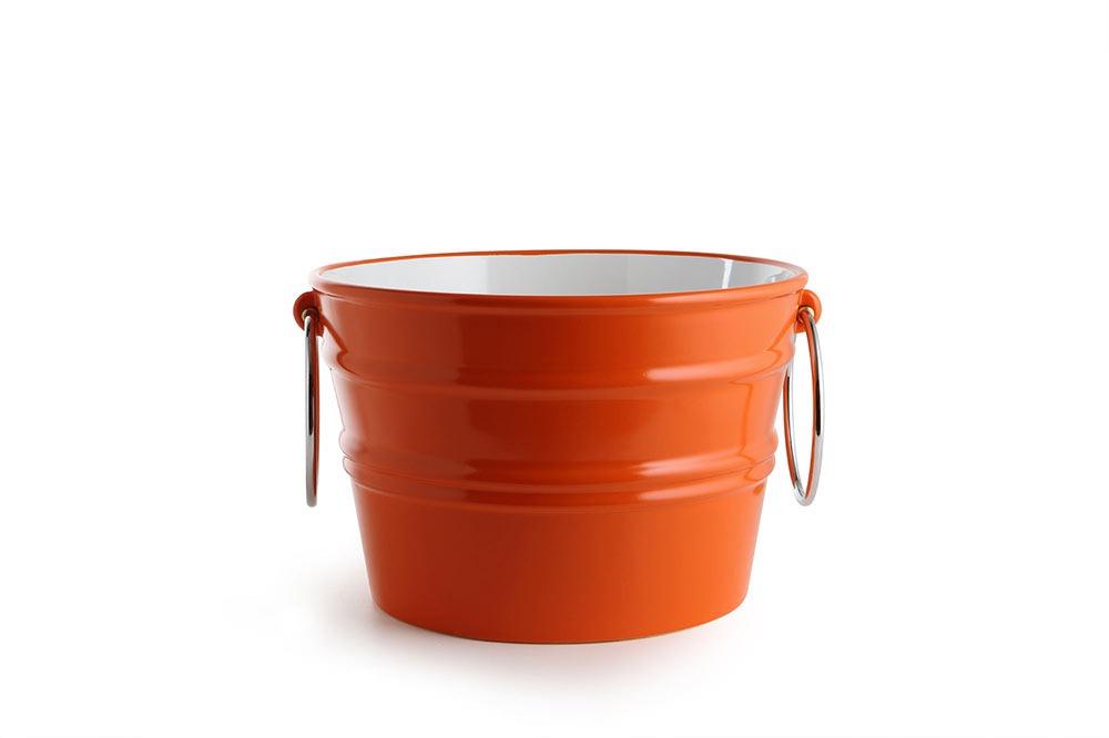 Lavabo in ceramica arancione con manici metallici, design moderno, fondo bianco.