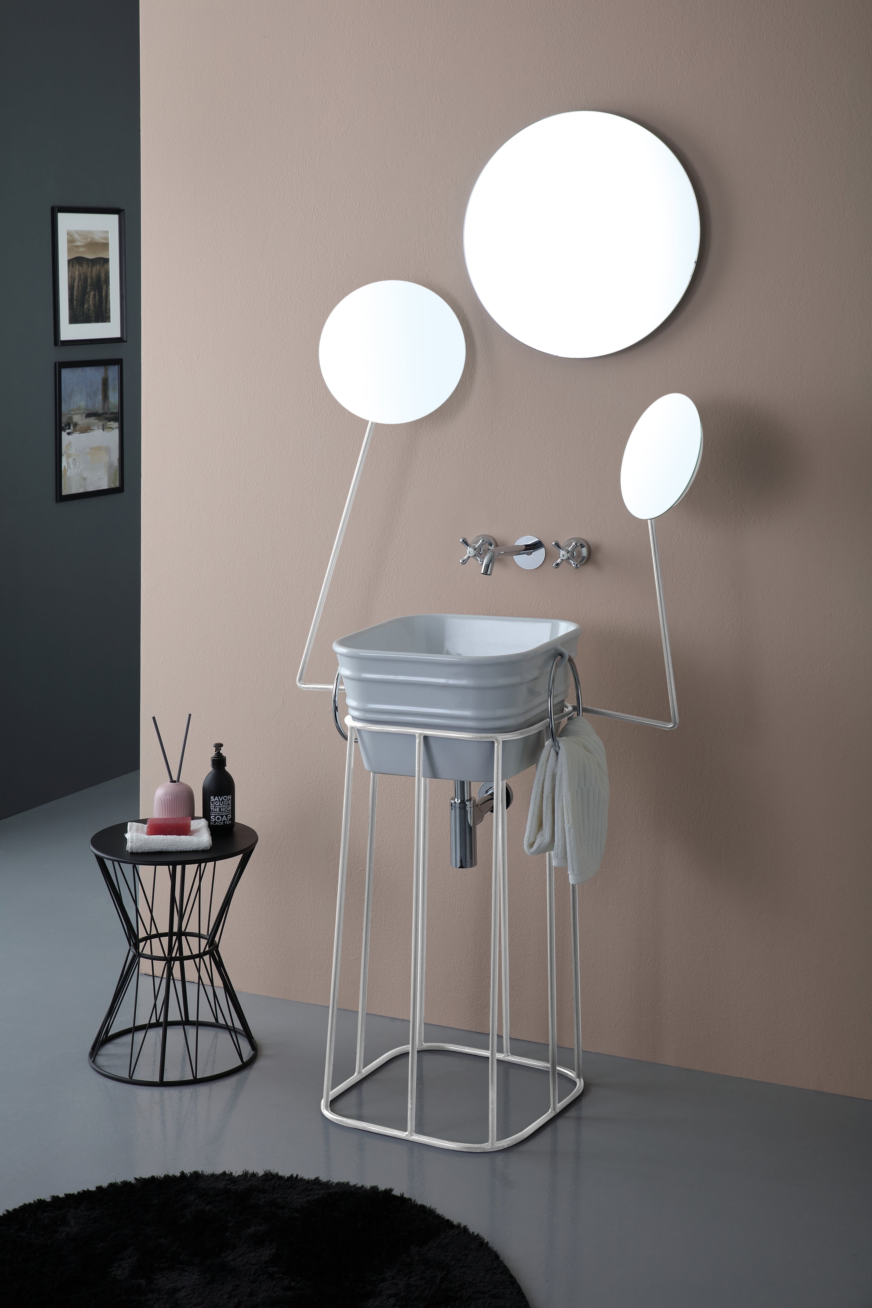 METAL STRUCTURE WITH DUMMY MIRRORS