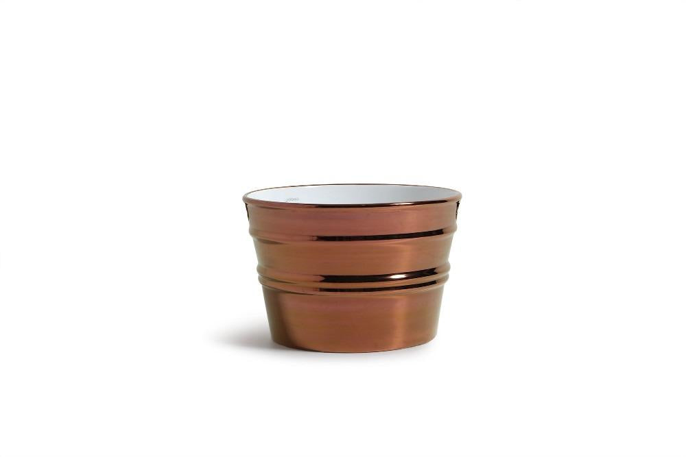 Portaoggetti in ceramica marrone lucido, design moderno cilindrico, su sfondo bianco