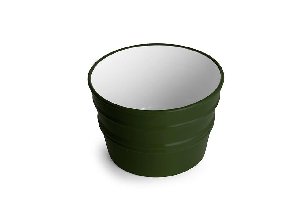 Ciotola in ceramica verde scuro dal design moderno, vista dall'alto, su sfondo bianco.