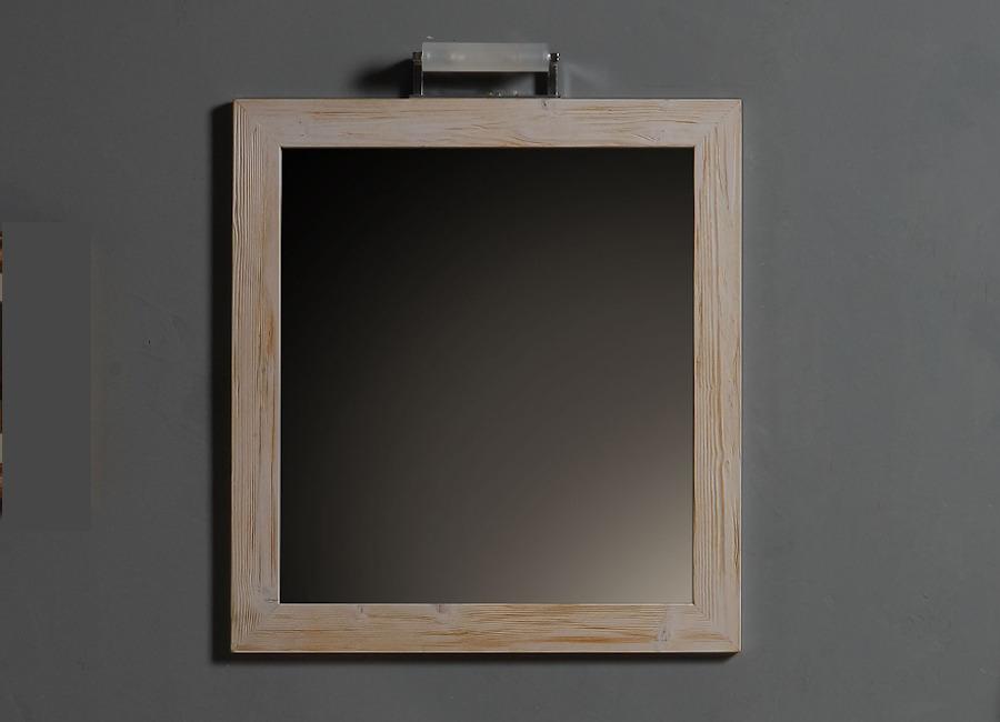 Specchiera rettangolare con cornice in legno di abete naturale, appesa a parete grigia