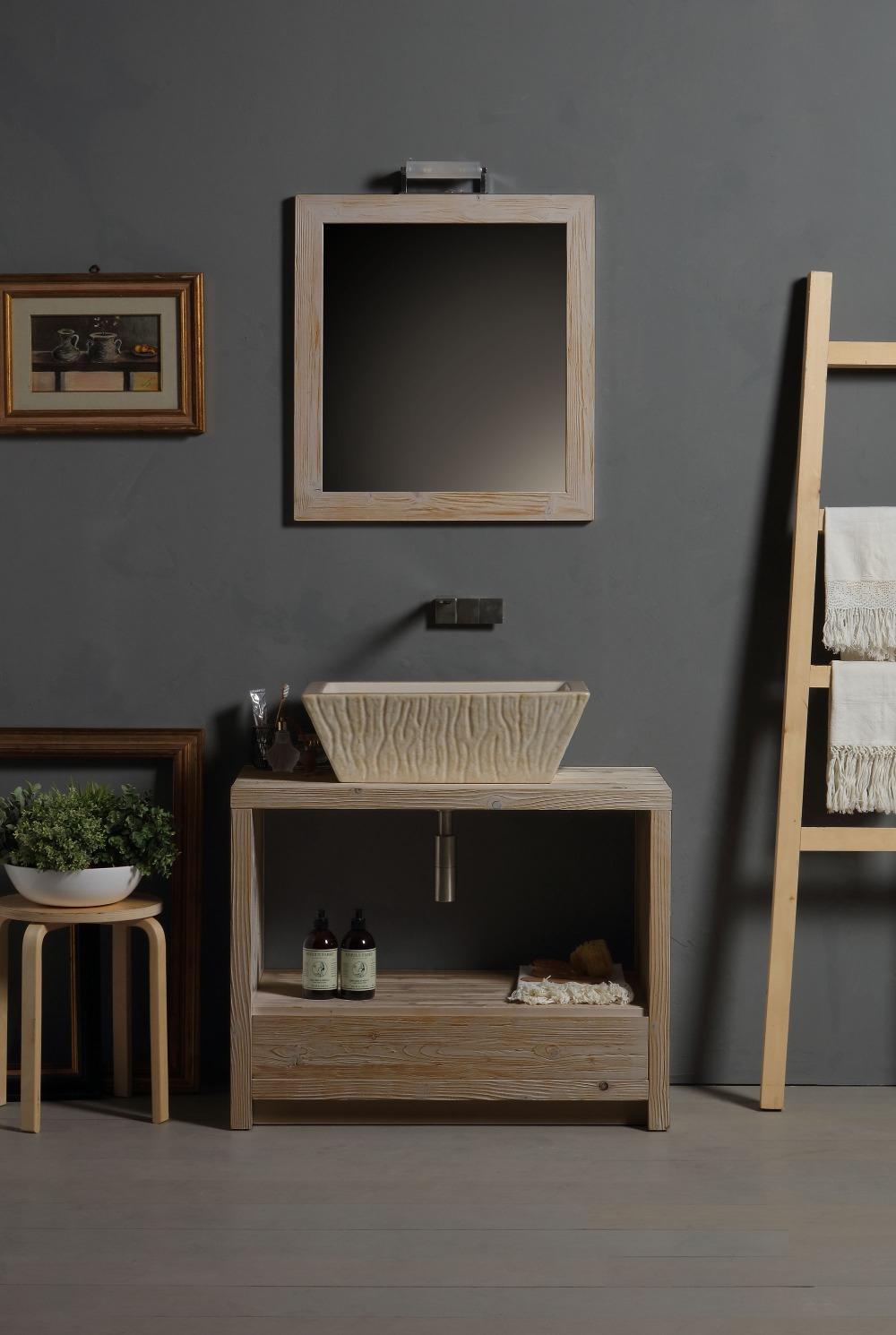 Specchiera rettangolare moderna in legno chiaro, montata su parete grigia, stile minimalista