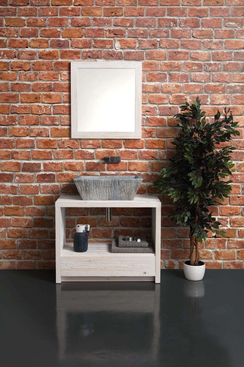Specchiera rettangolare con cornice chiara su parete in mattoni, stile moderno bagno