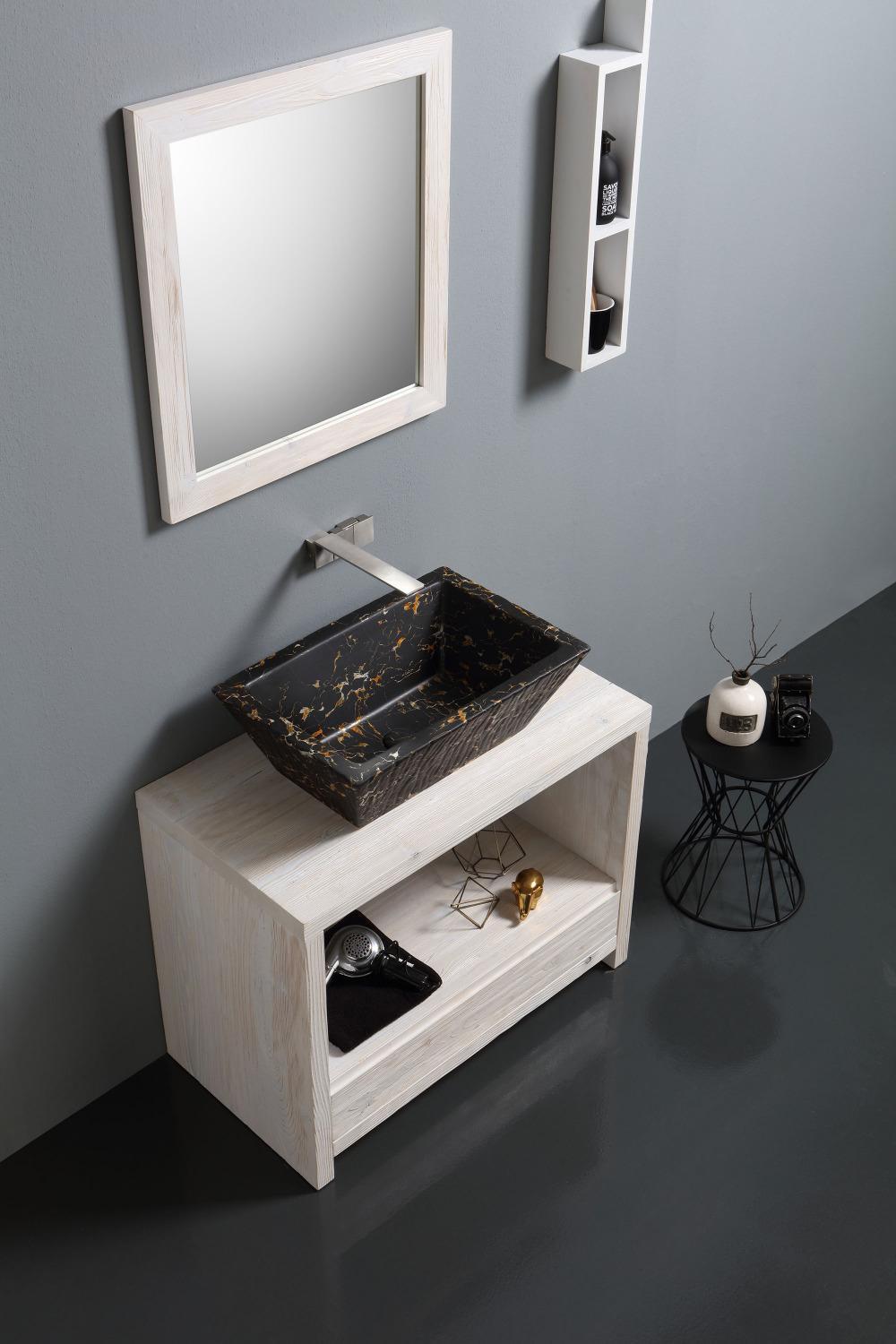 Specchiera rettangolare bagno con cornice in legno chiaro su parete grigia, stile moderno.