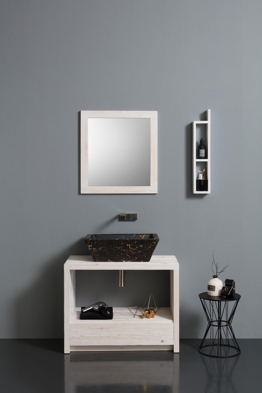 Specchiera rettangolare moderna con cornice in legno chiaro per bagno su parete grigia